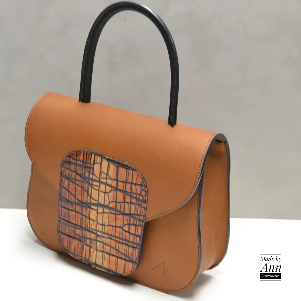 Bruin handtasje met rechtstaand handvat