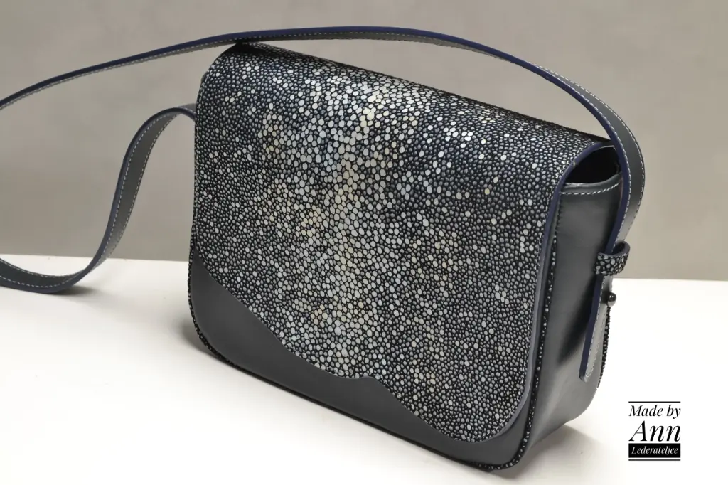 Handtasje met flap in roggeprint