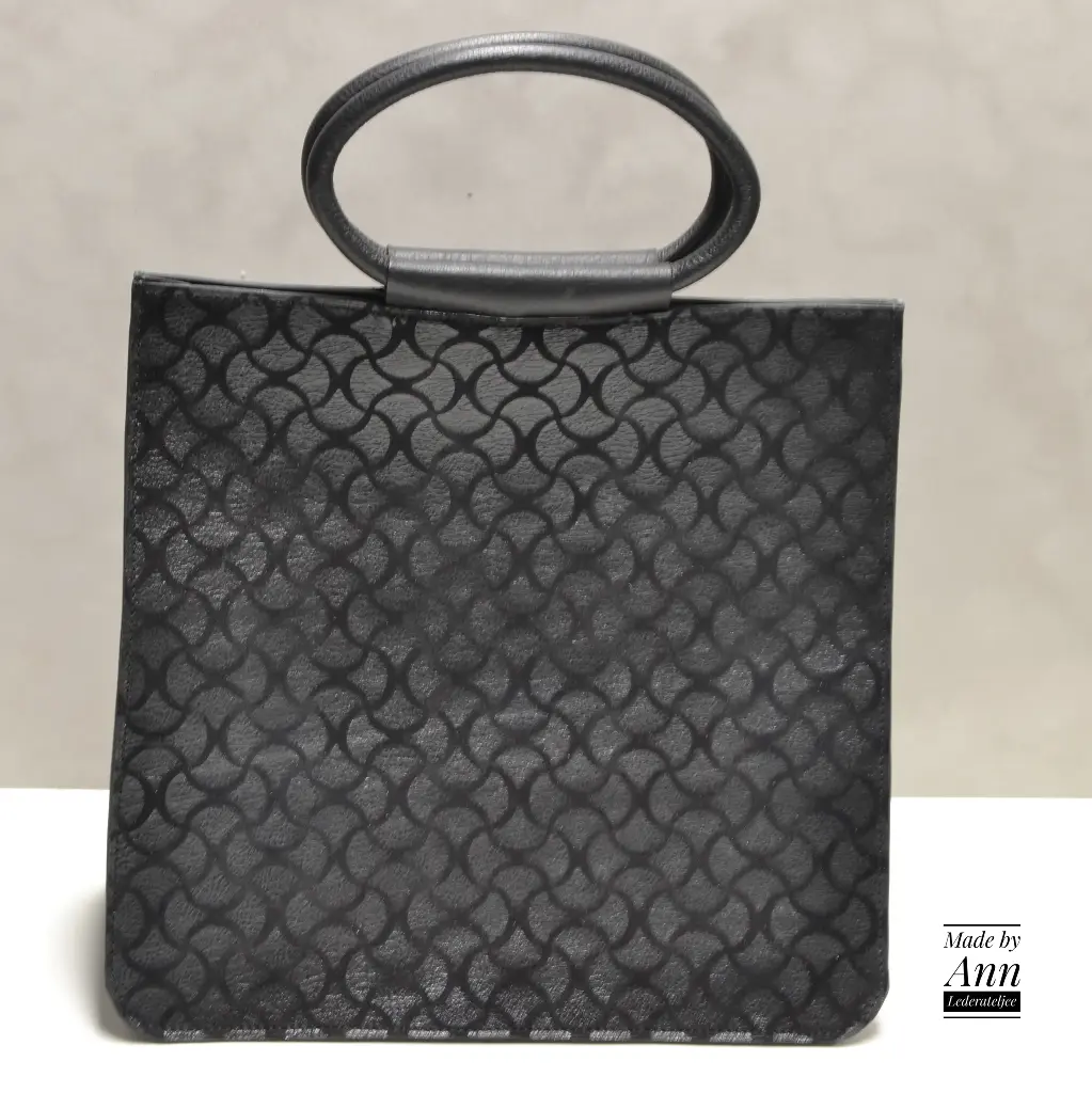 Zwarte handtas met ovaal handvat