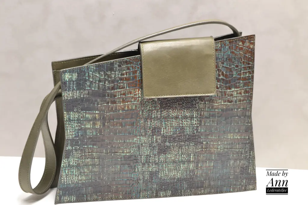 Kaki handtas met lizardprint op voorzijde