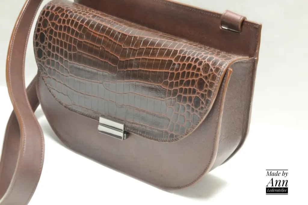 Bruine handtas met krokoprint op flap