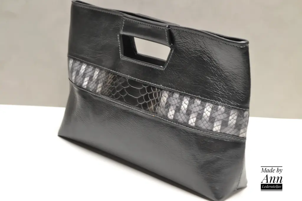 Zwart avondtasje met accent van snakeprint