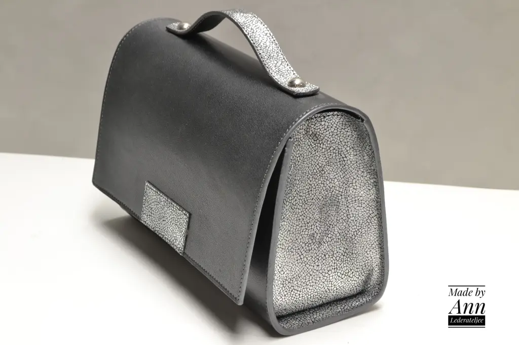 Donkergrijs tasje met licht grijze accenten