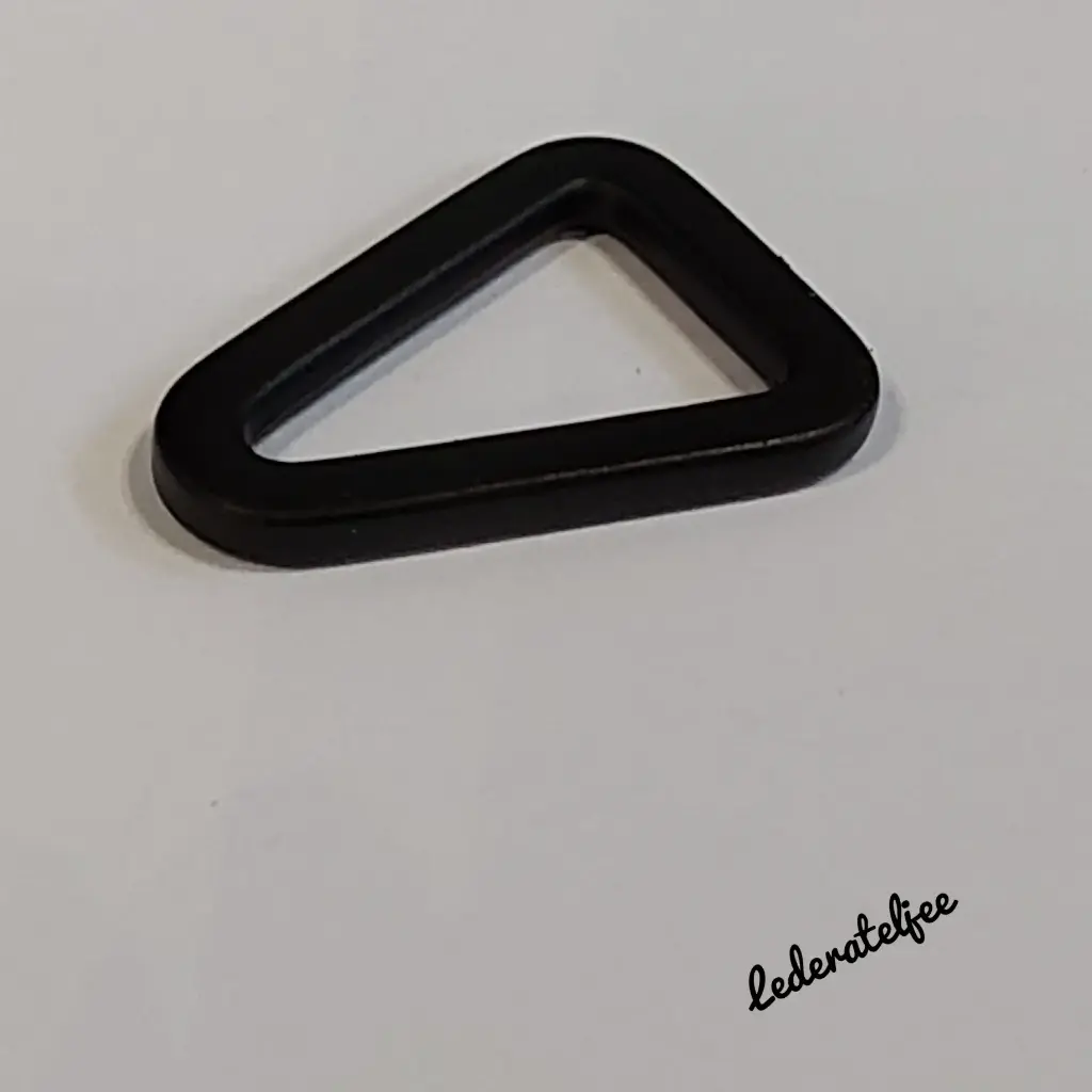 H105 Driehoekige ring 1.2cm Gun Metal