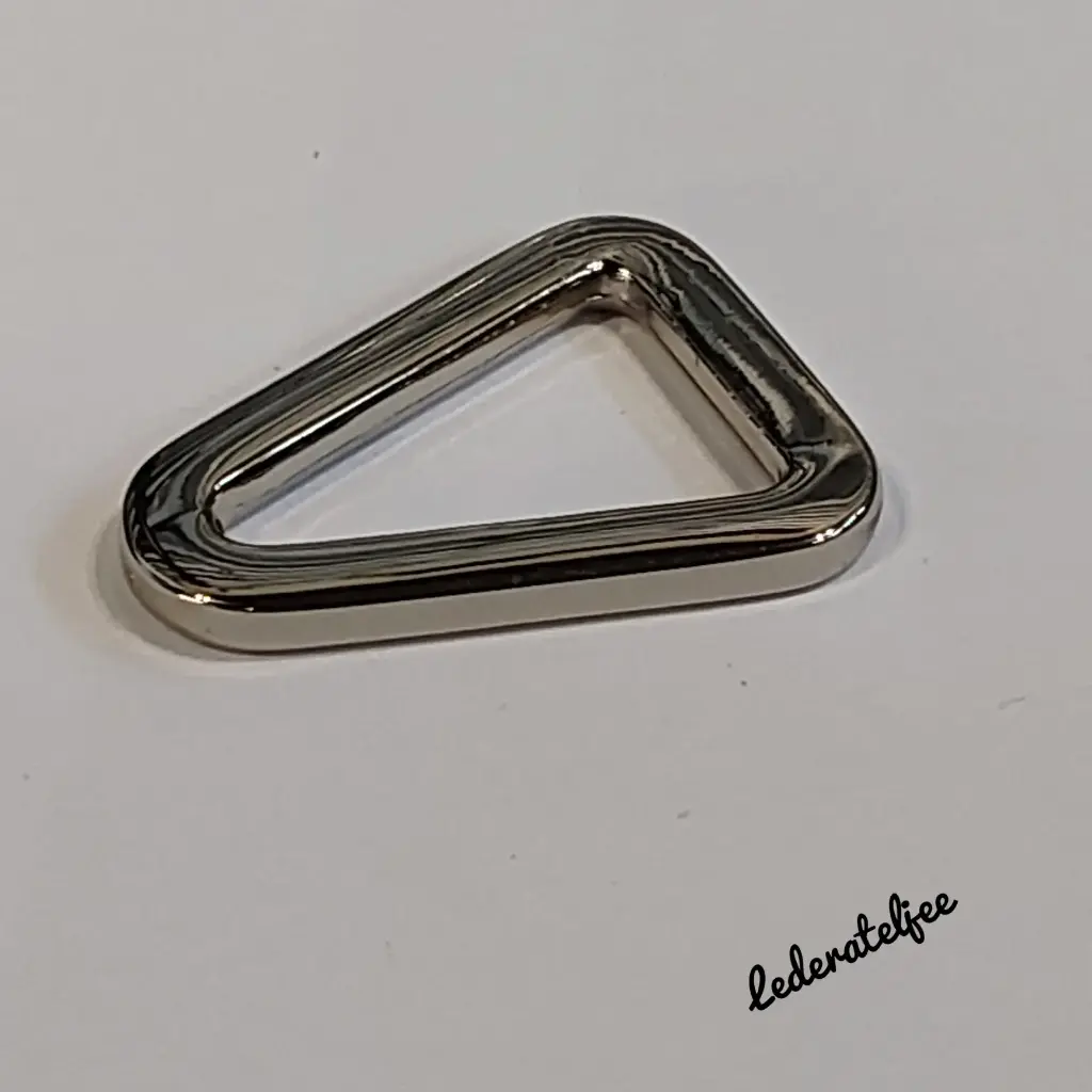 H104 Driehoekige ring 1.2cm Nikkel