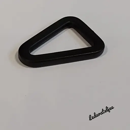 H106 Driehoekige ring 1.2cm Zwart