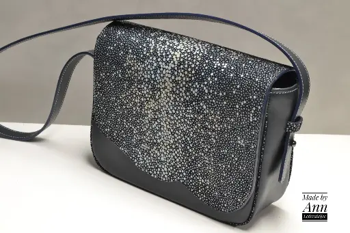 Handtasje met flap in roggeprint
